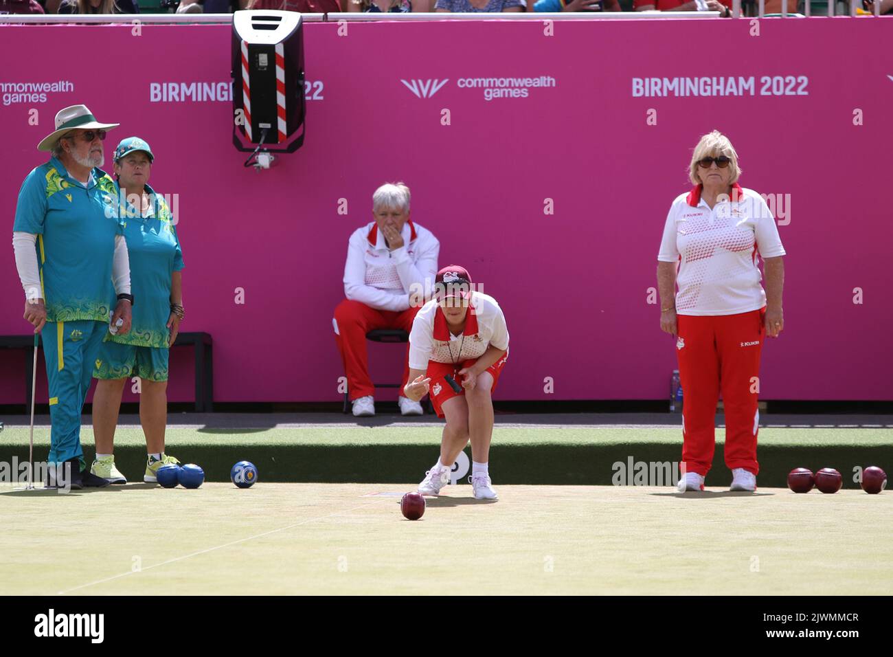 Alison YEARLING (Lead) of England (nella foto) v Australia in Para Mixed Pairs B2/B3 - Medaglia di Bronzo Match nel prato bocce ai giochi del Commonwealth del 2022 al Victoria Park, Royal Leamington Spa. Foto Stock