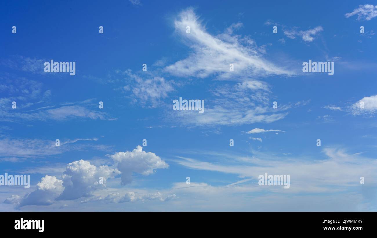 Nuvole di cumulo e di colore bianco per l'uso dello sfondo o sostituzione del cielo Foto Stock