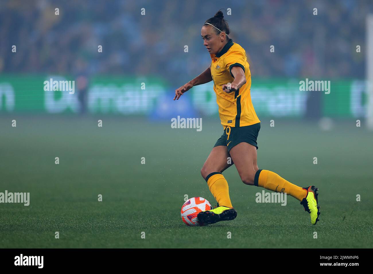 6th settembre 2022; Allianz Stadium, Sydney, nuovo Galles del Sud, Australia; International Football friendly, Australia contro Canada: Caitlin Foord of Australia corre con la palla in uno stadio pieno di fumo fuochi d'artificio Foto Stock