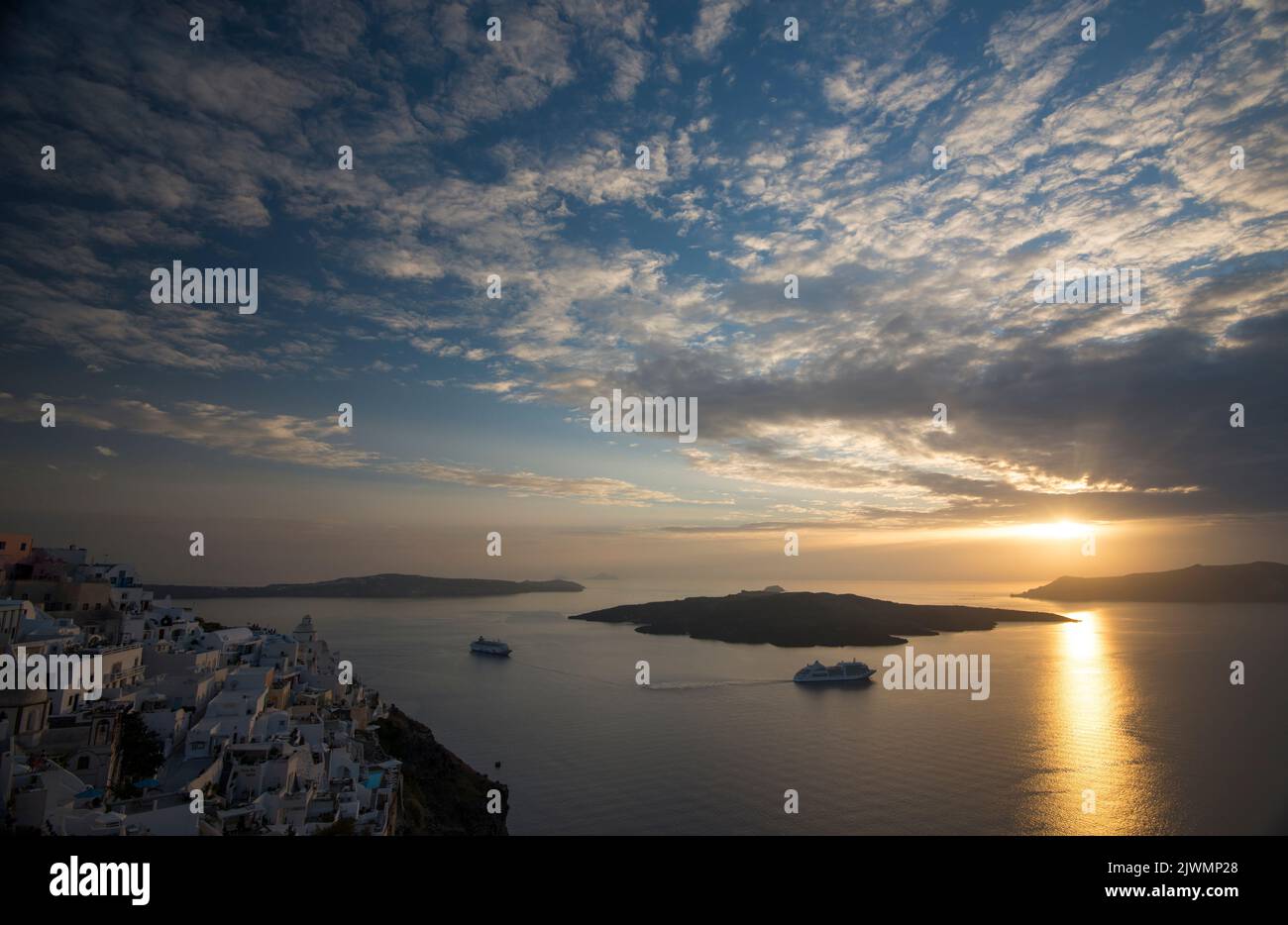 Tramonto sul Mar Egeo vista dalla città di Fira, Santorini. Foto Stock