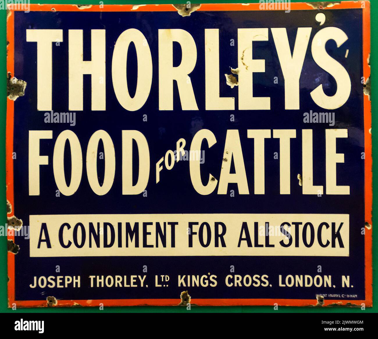 Un vecchio cartello in metallo smaltato che pubblicizza Thorley's Food for Cattle. Foto Stock