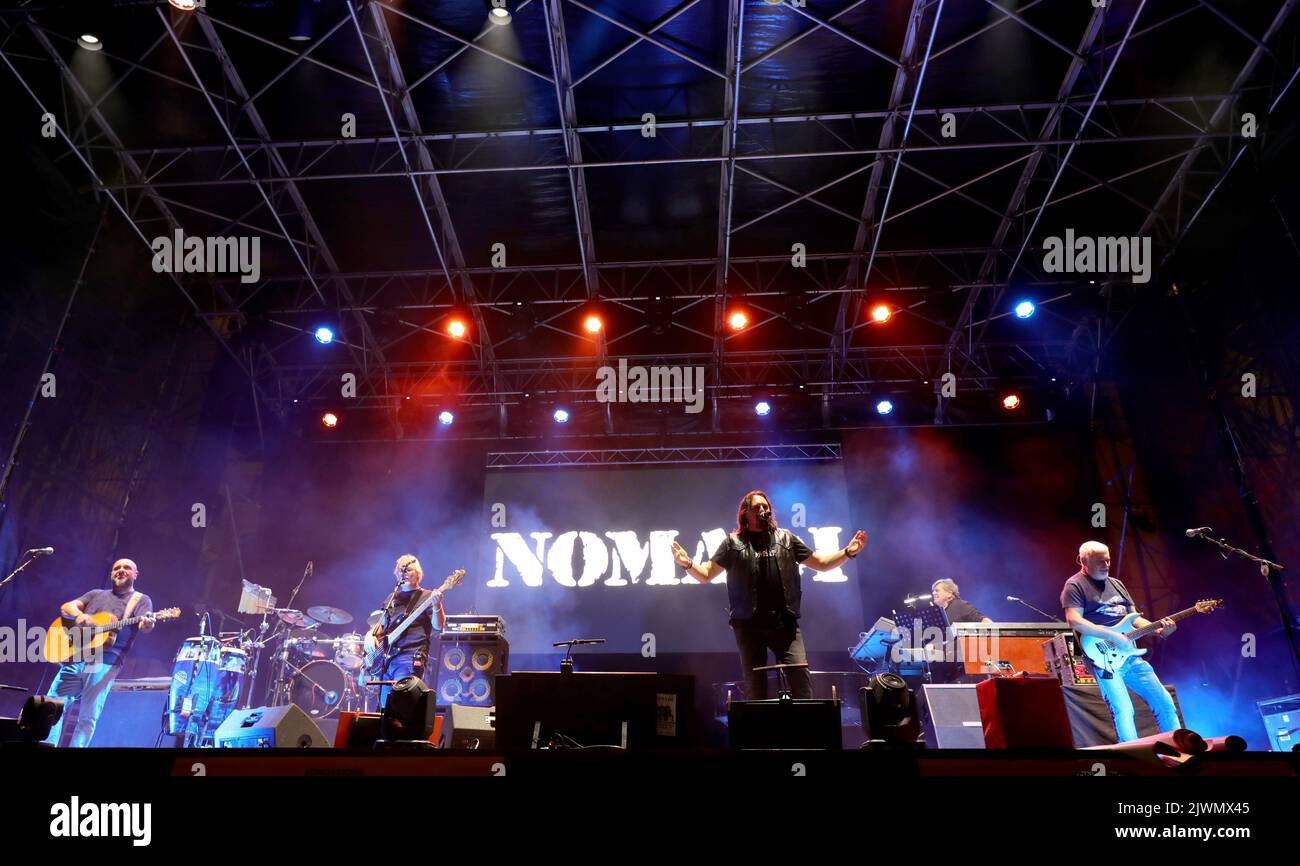 Vicenza, VI, Italia - 4 settembre 2022: Concerto dal vivo di una band italiana chiamata NOMADI e grande TESTO sul palco Foto Stock