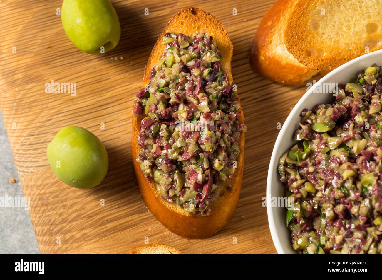 Antipasto di tapenade di olive miste fatto in casa con pane tostato Foto Stock