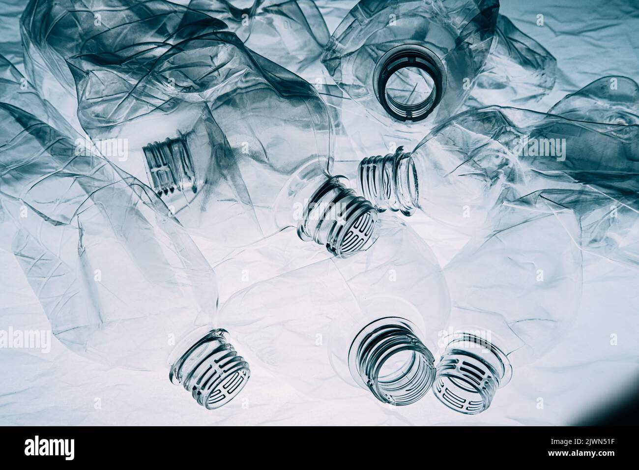 bottiglie in plastica per la riduzione dei rifiuti inquinanti galleggianti Foto Stock