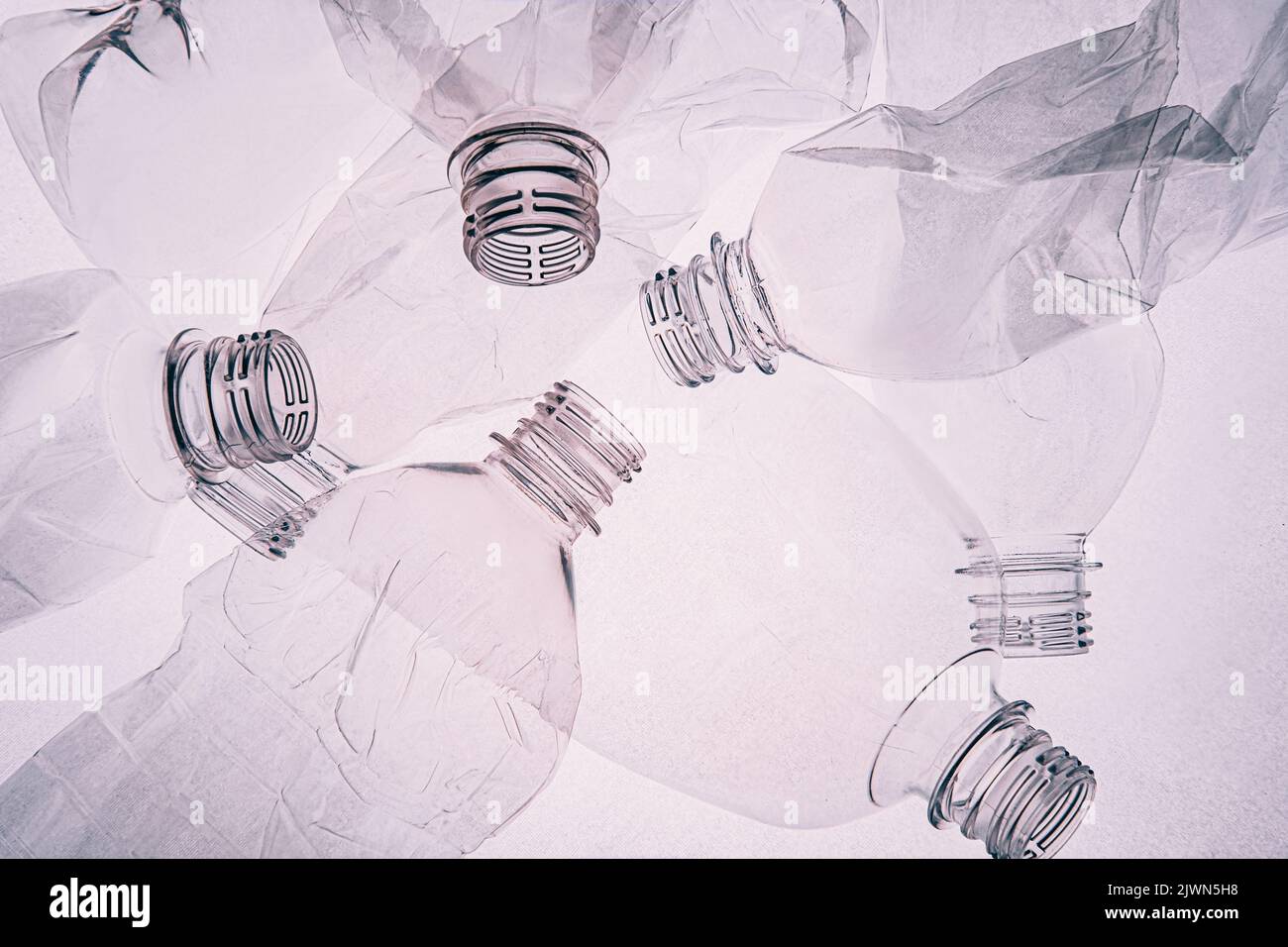 plastica riciclaggio problema ecologico bottiglie schiacciate Foto Stock