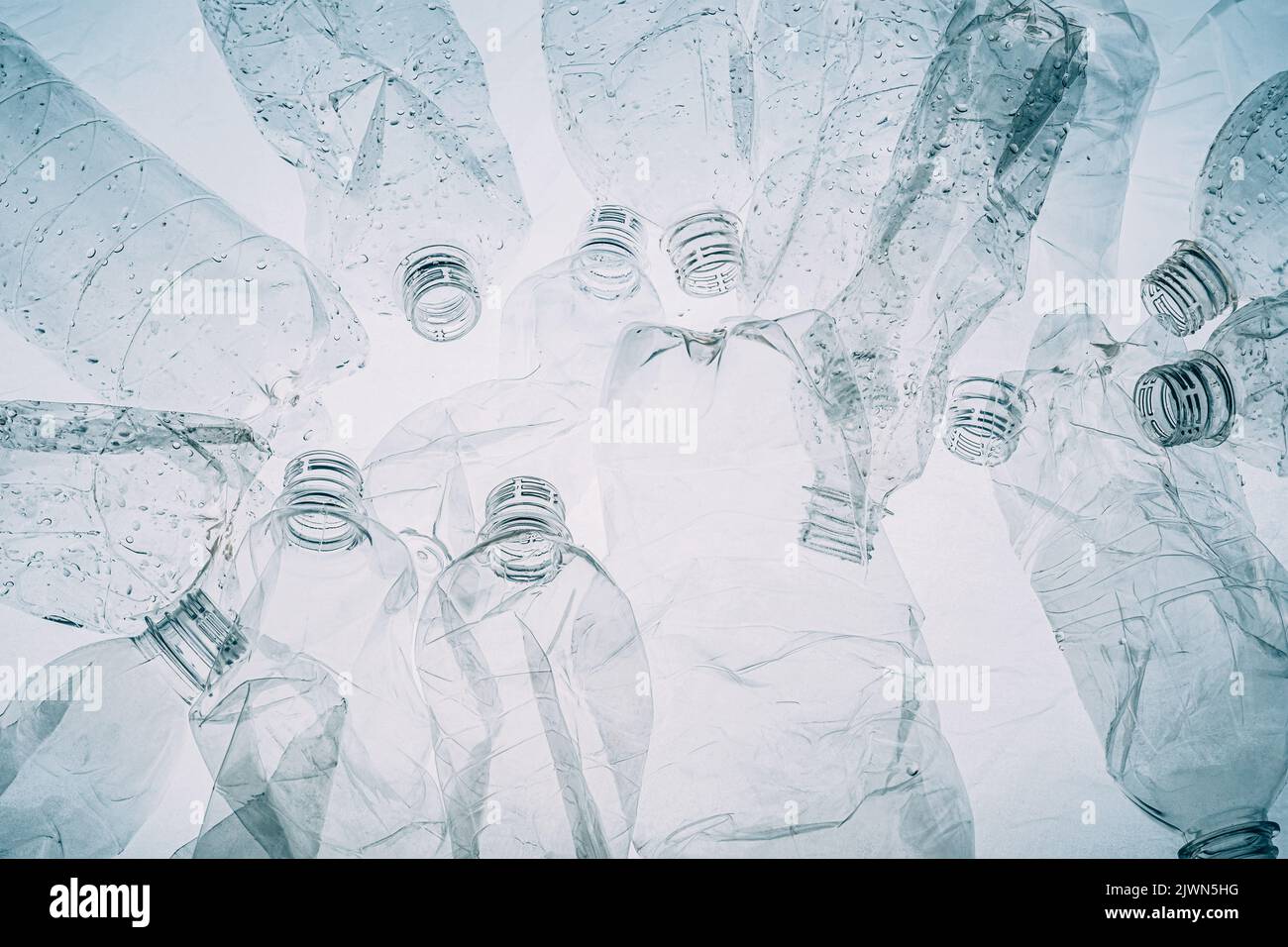 plastica riutilizzo zero rifiuti pile di bottiglie pulite a umido Foto Stock