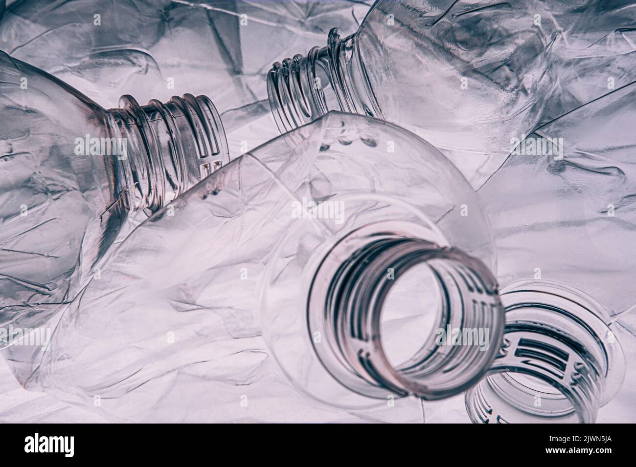 riciclaggio della plastica zero rifiuti bottiglie sporche frantumate Foto Stock