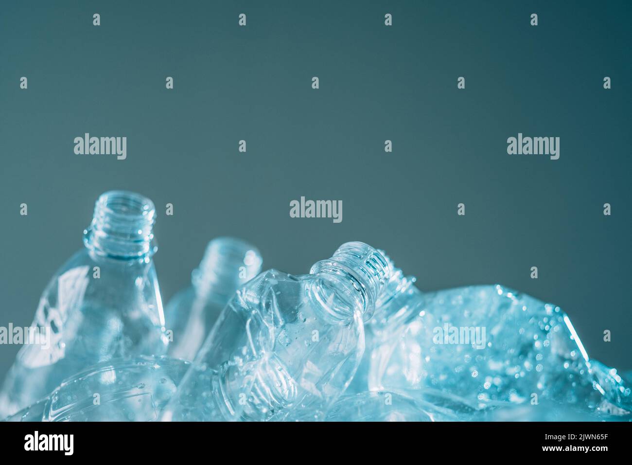 inquinamento plastico rifiuti riciclaggio bottiglie frantumate Foto Stock