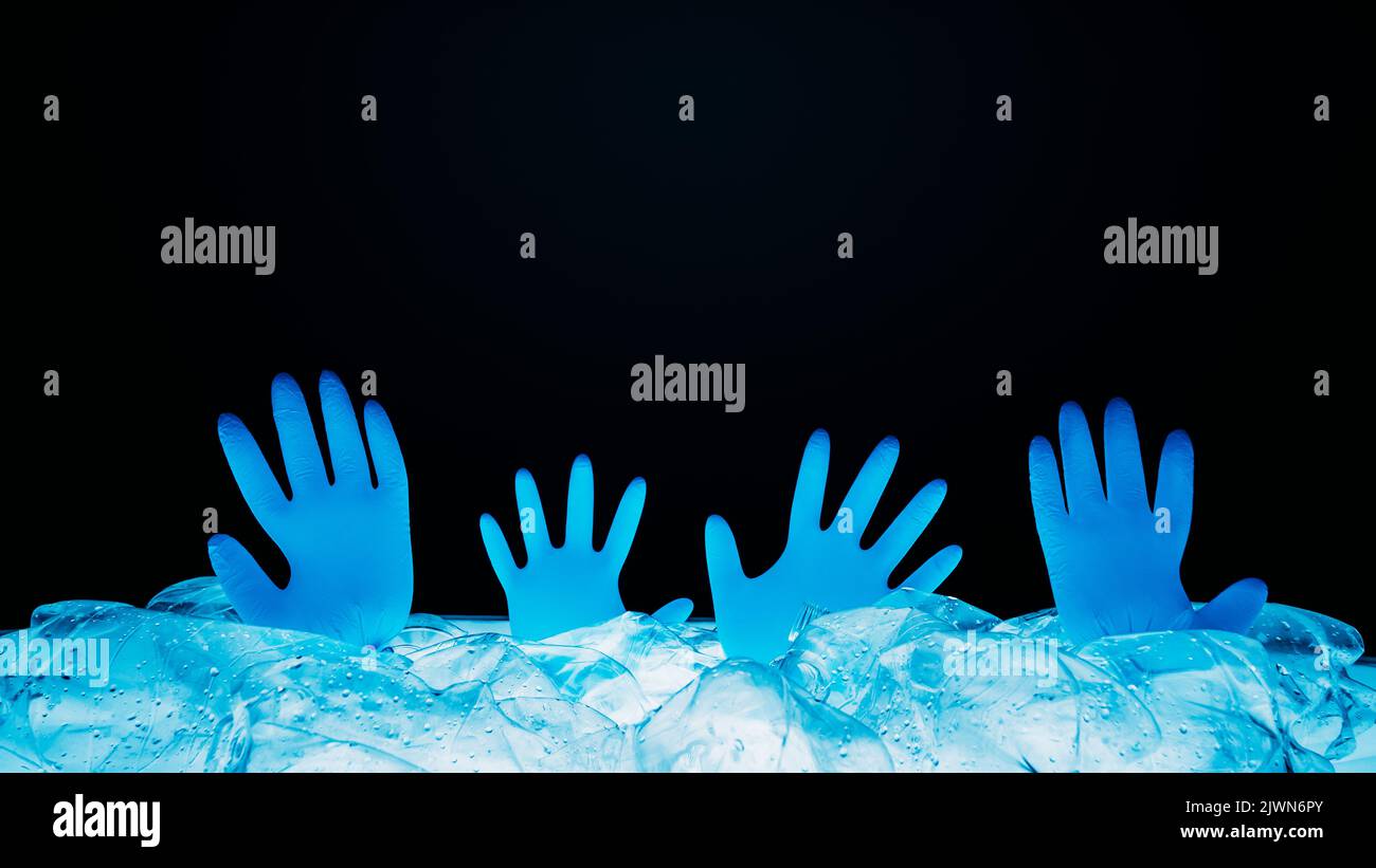 guanti antinquinamento marino salvagenti di terra bottiglie di plastica Foto Stock