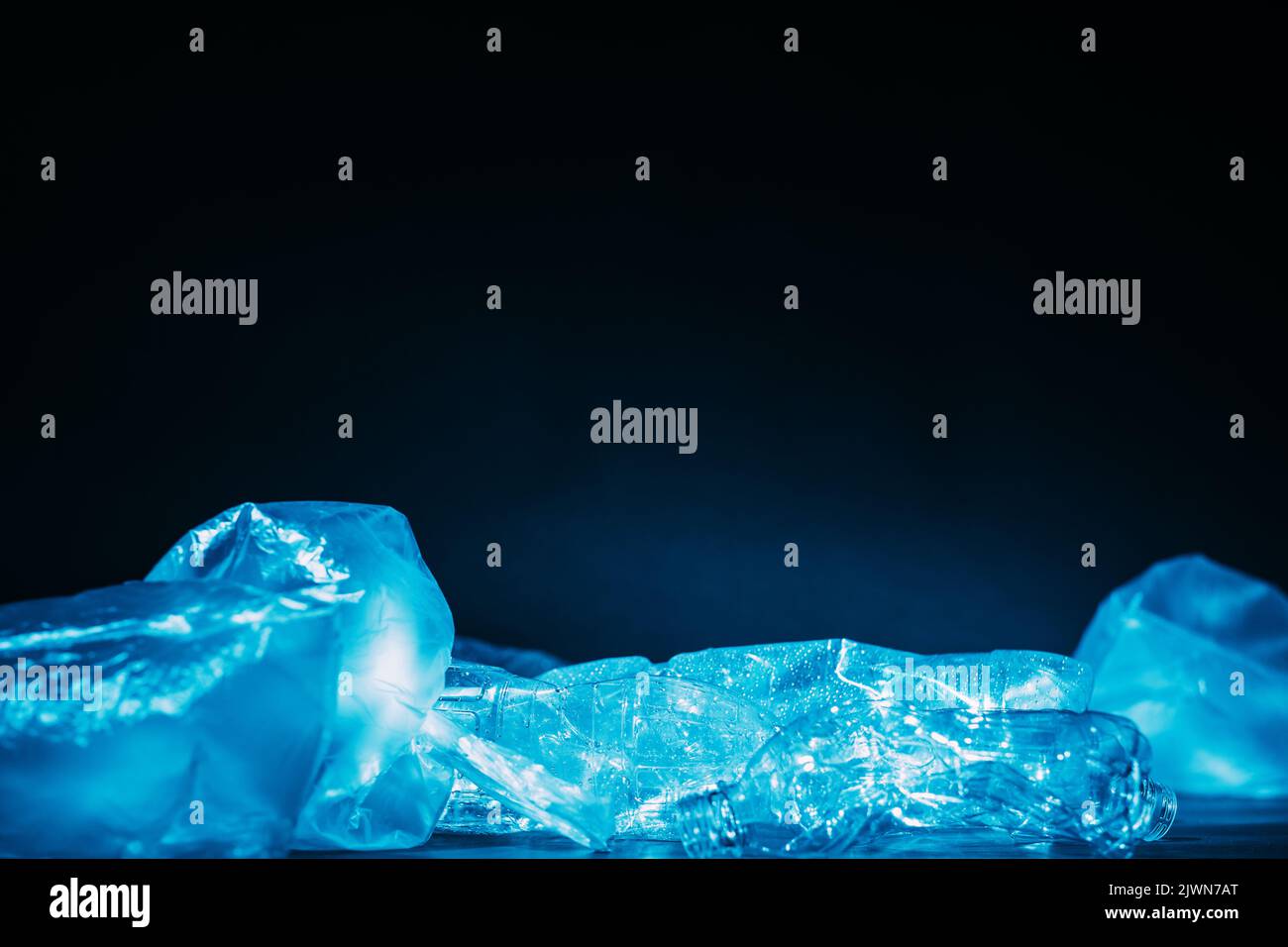 sacchetto in plastica per bottiglie per la gestione dei rifiuti inquinanti Foto Stock