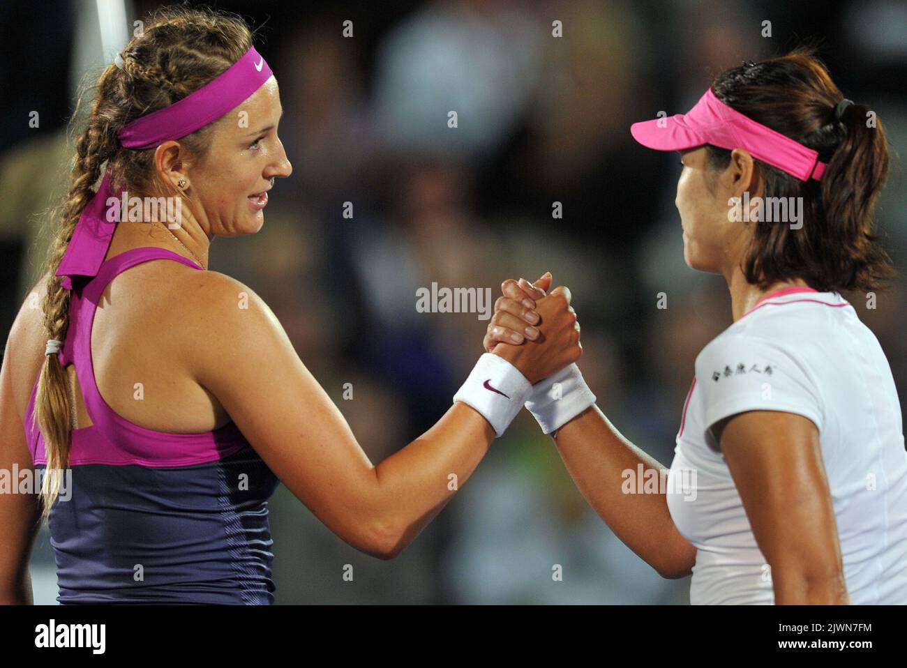 Victoria Azarenka (a sinistra) della Bielorussia si congratula con il secondo classificato cinese li Na dopo aver vinto la finale femminile al torneo internazionale di tennis di Sydney di venerdì 13 gennaio 2012. Azarenka ha vinto la partita 6-2, 1-6, 6-3. (Immagine AAP/Paul Miller) Foto Stock