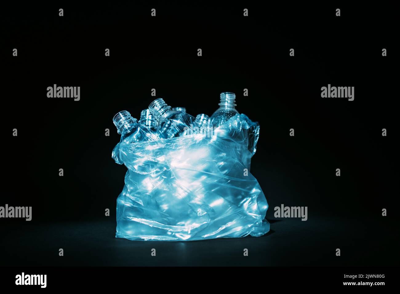 raccolta rifiuti bottiglie di plastica inquinamento sacchetto Foto Stock