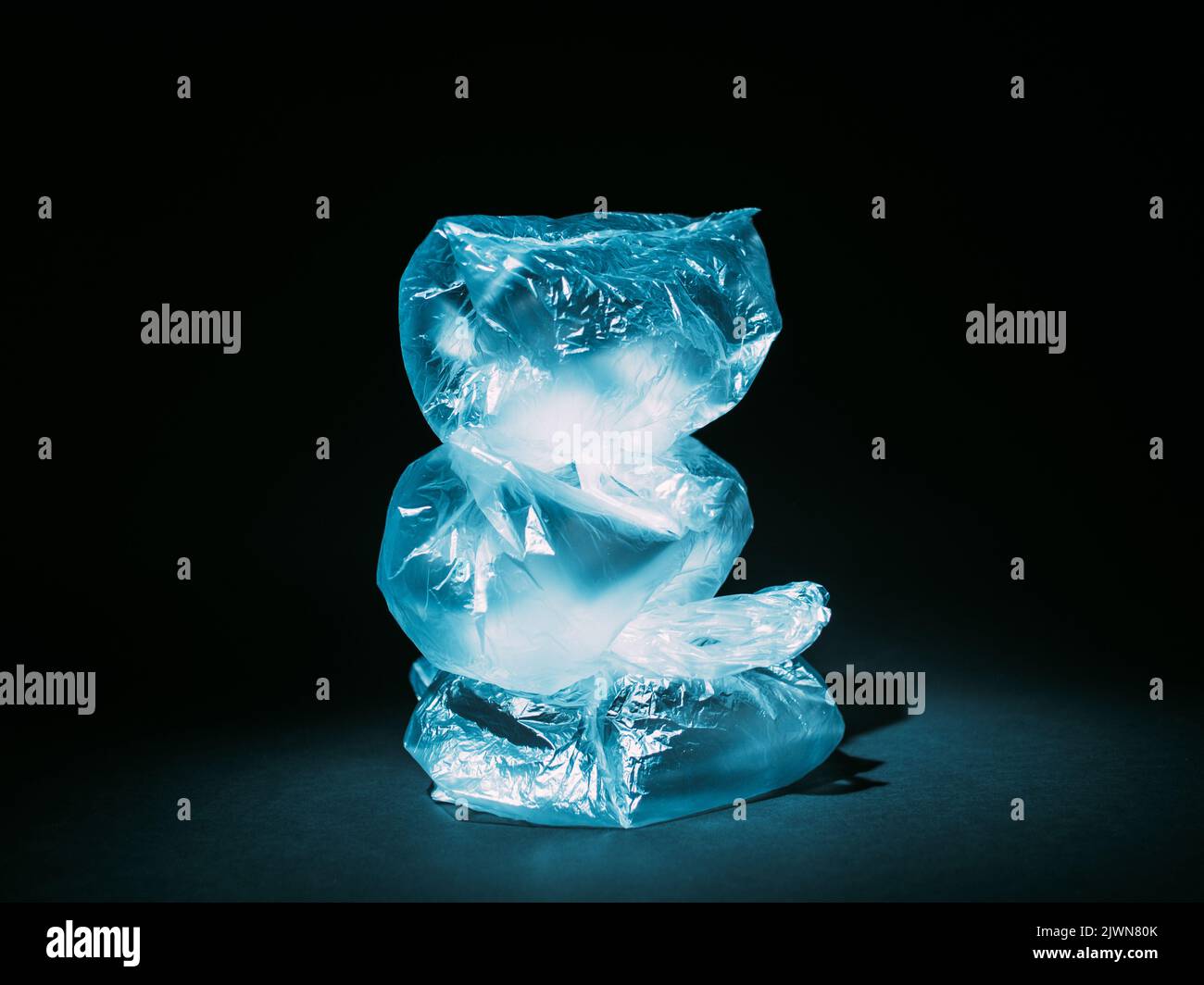 inquinamento art zero rifiuti blu sacchetti di cellophane usati Foto Stock