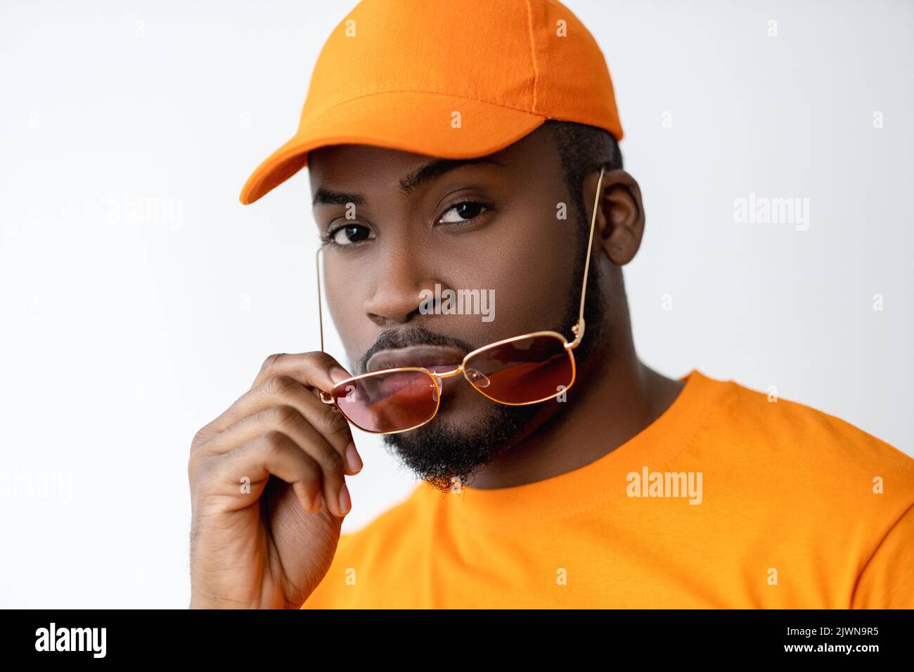 occhiali di moda uomo africano arancio occhiali da sole Foto Stock