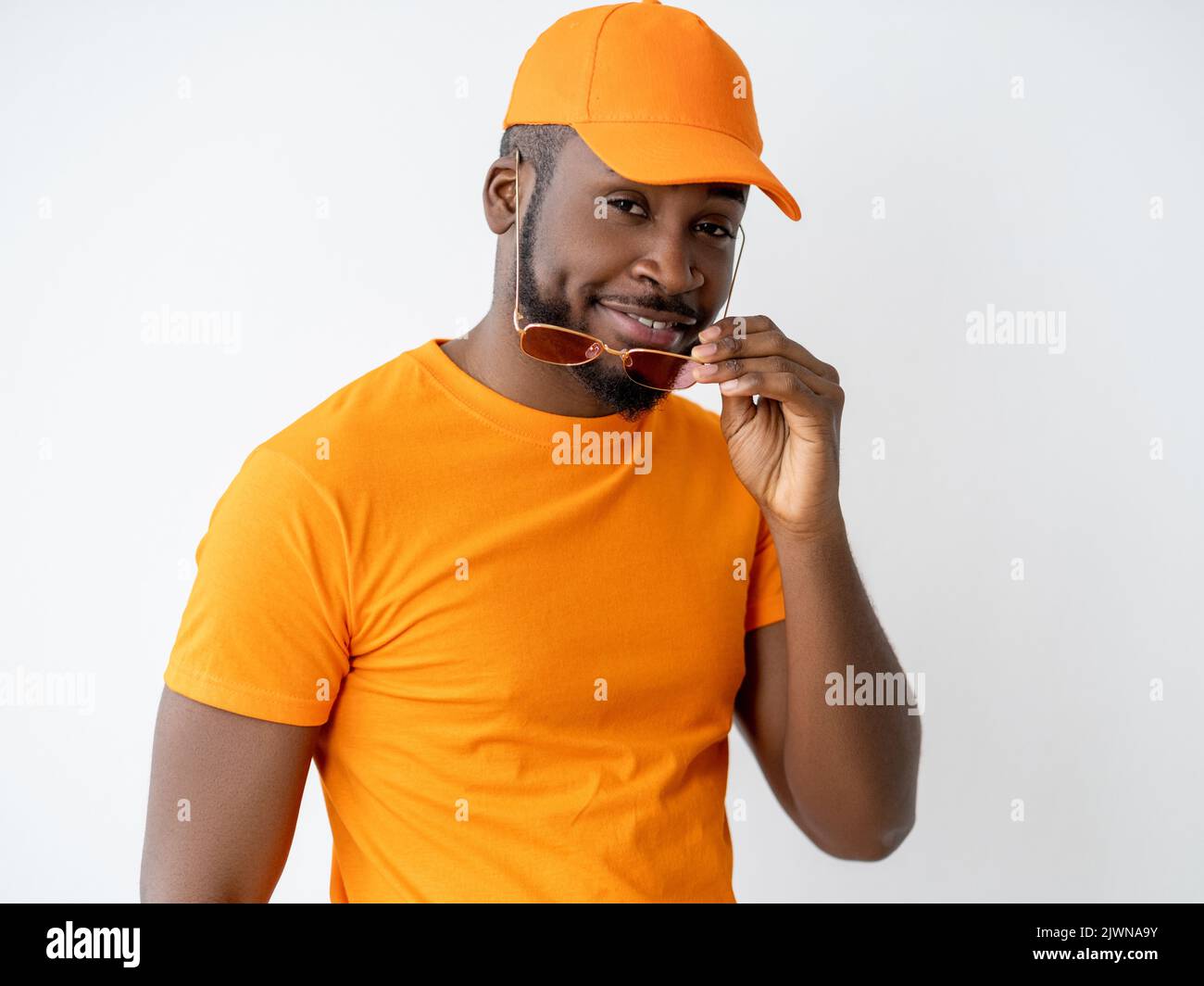 uomo moda estate look felice africano uomo arancione Foto Stock