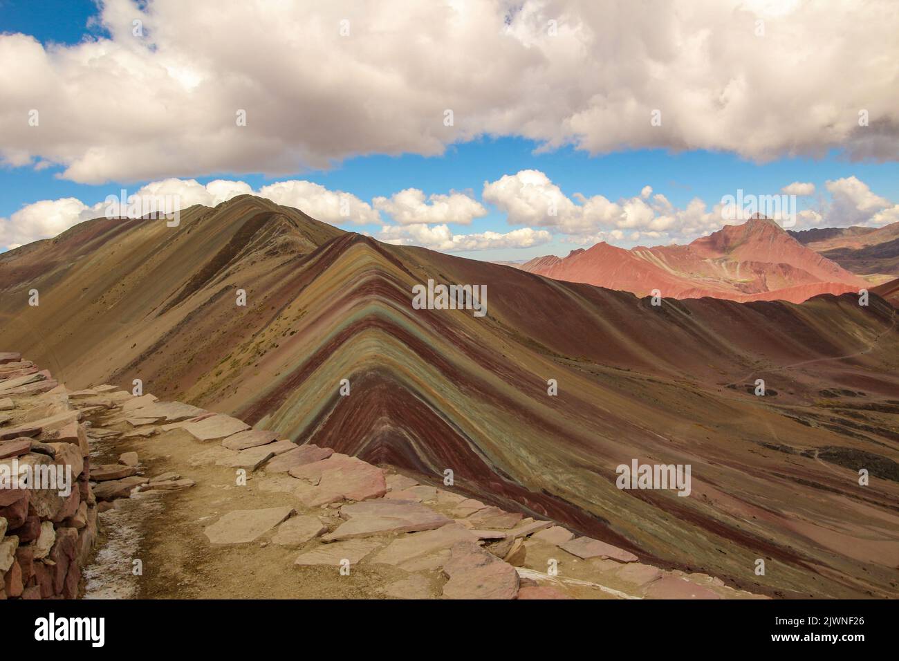 Rainbow Mountain. Vinicunca, vicino a Cusco, Perù. Montana de Siete Colores. Colori realistici. Foto Stock