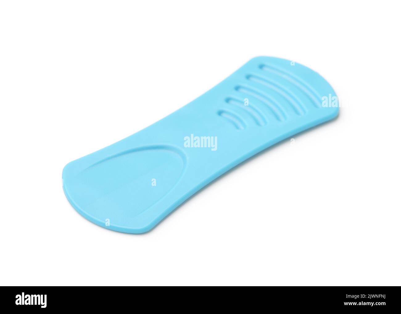 Cucchiaio per gelato monouso in plastica blu isolato su bianco Foto Stock