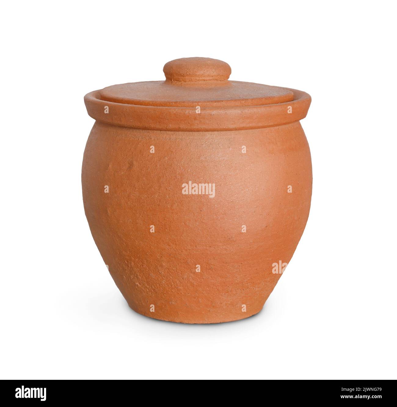 Vista frontale del vecchio vaso di argilla fatto a mano con coperchio isolato su bianco Foto Stock