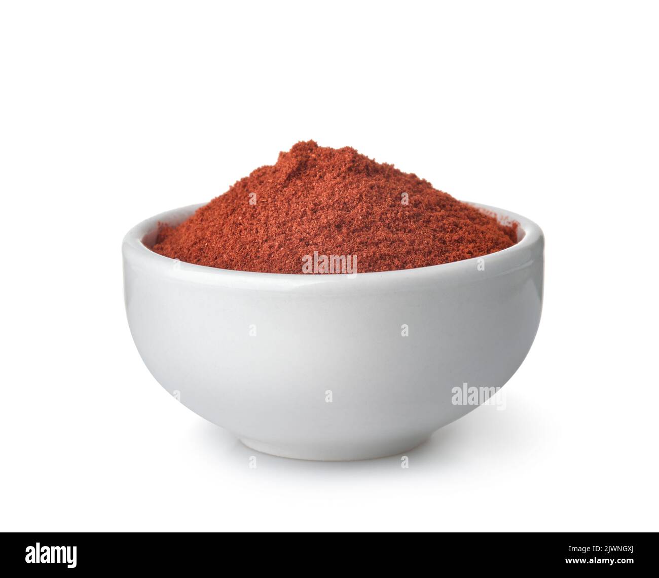 Ciotola bianca in ceramica di paprika in polvere isolata su bianco Foto Stock
