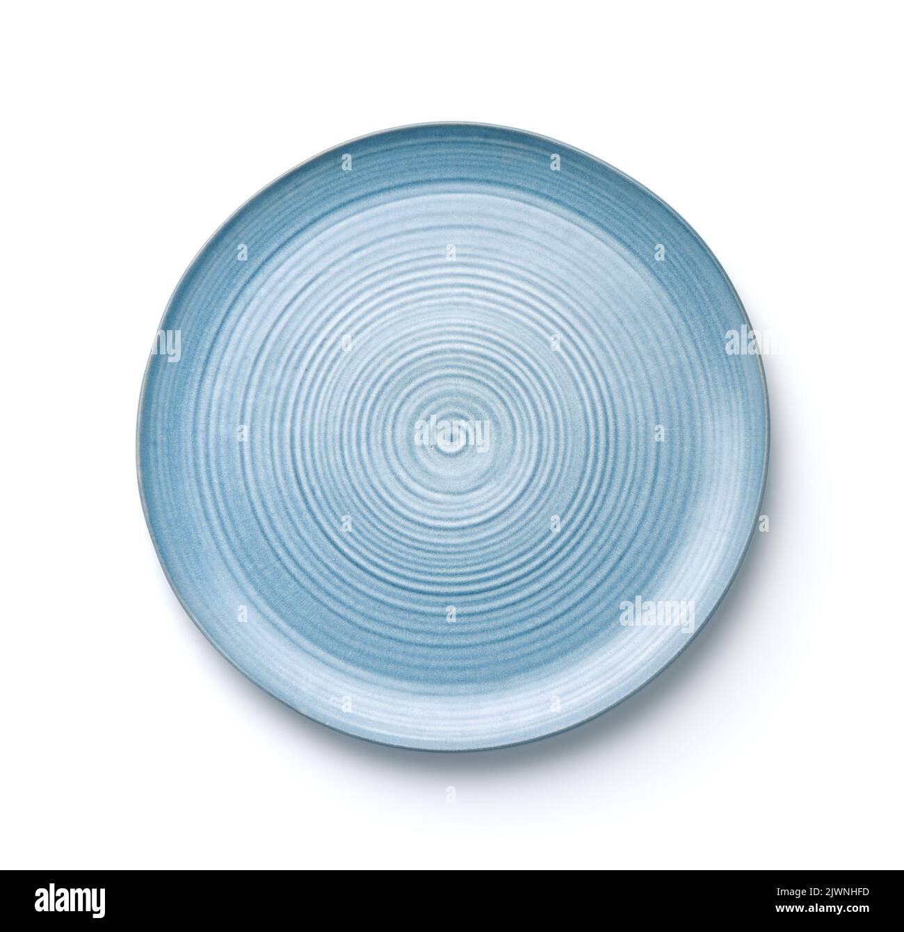 Vista dall'alto del piatto di ceramica bianco vuoto in ceramica blu fatto a mano isolato su bianco Foto Stock