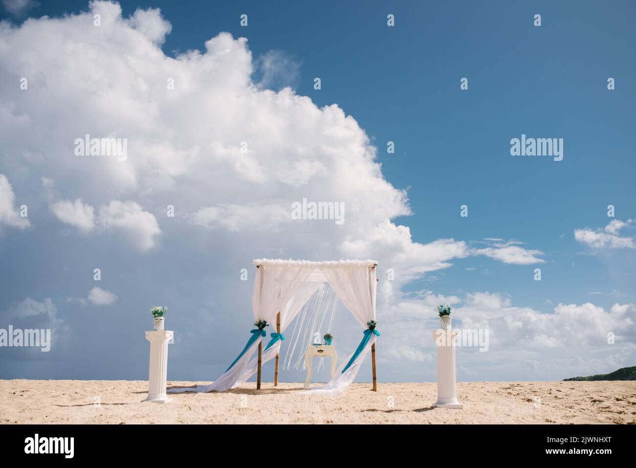 Cappella per matrimoni sulla spiaggia in tema bianco e blu Foto Stock