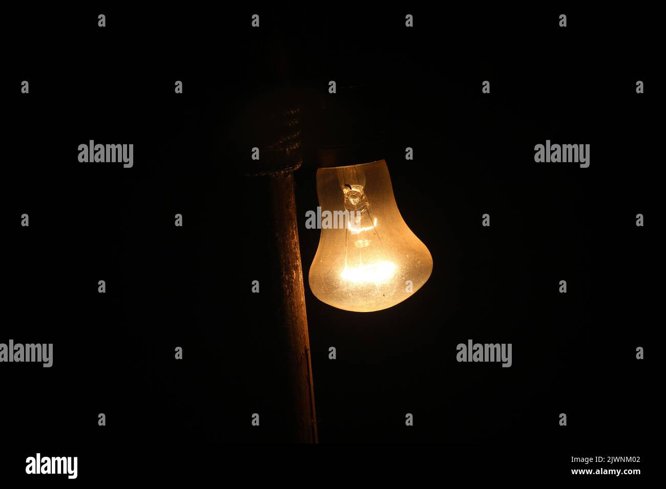 Foto verticale di una lampadina mentre è accesa. Foto Stock