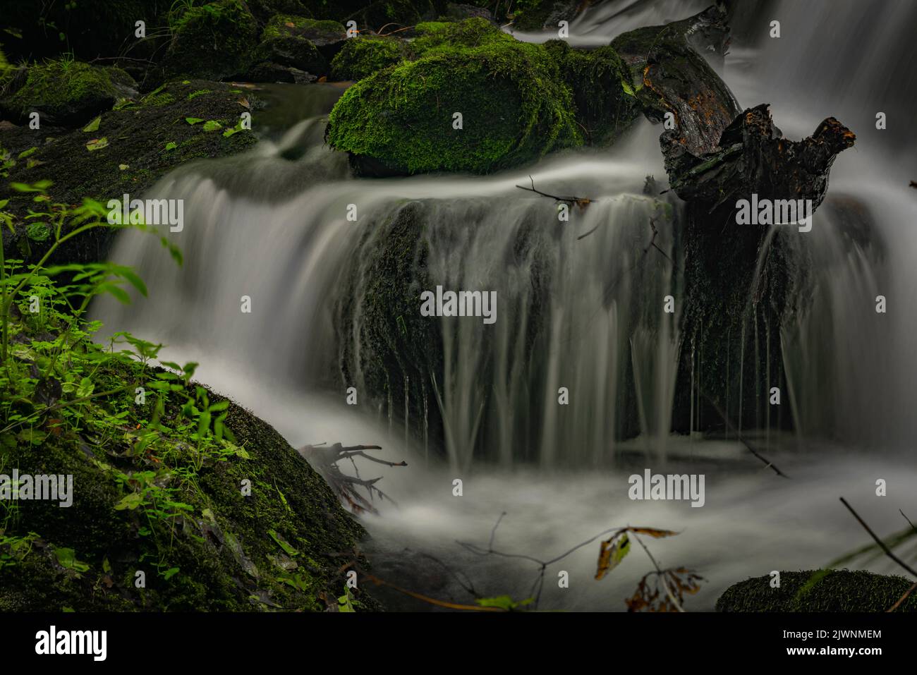 Cascata sotto la porta d'acqua nei pressi della città di Vyssi Brod in estate nuvoloso fresco giorno Foto Stock