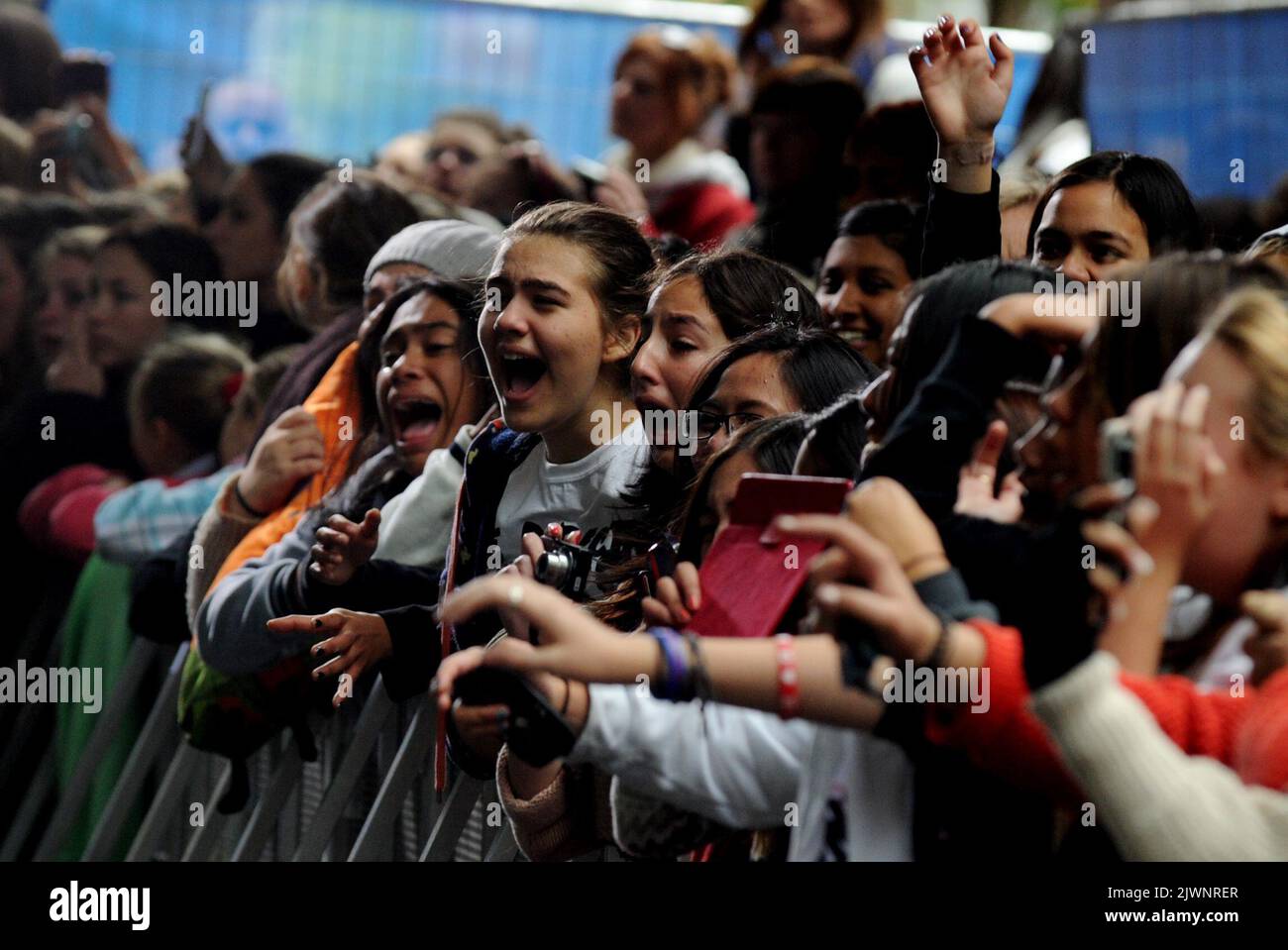 Urlando e piangendo i fan della band britannica dei ragazzi una direzione provano a cogliere un assaggio di loro durante un'apparizione televisiva mattutina a Sydney, mercoledì 11 aprile 2012. (Immagine AAP/Nearmy Tracey) Foto Stock