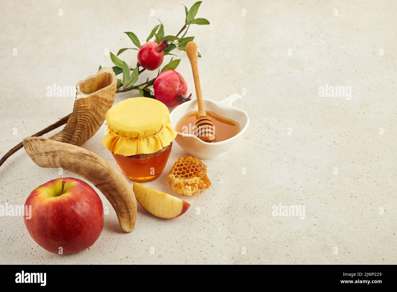 Rosh hashanah, concetto ebraico di vacanza di Capodanno. Melograno, mele e miele prodotti tradizionali per la celebrazione Foto Stock