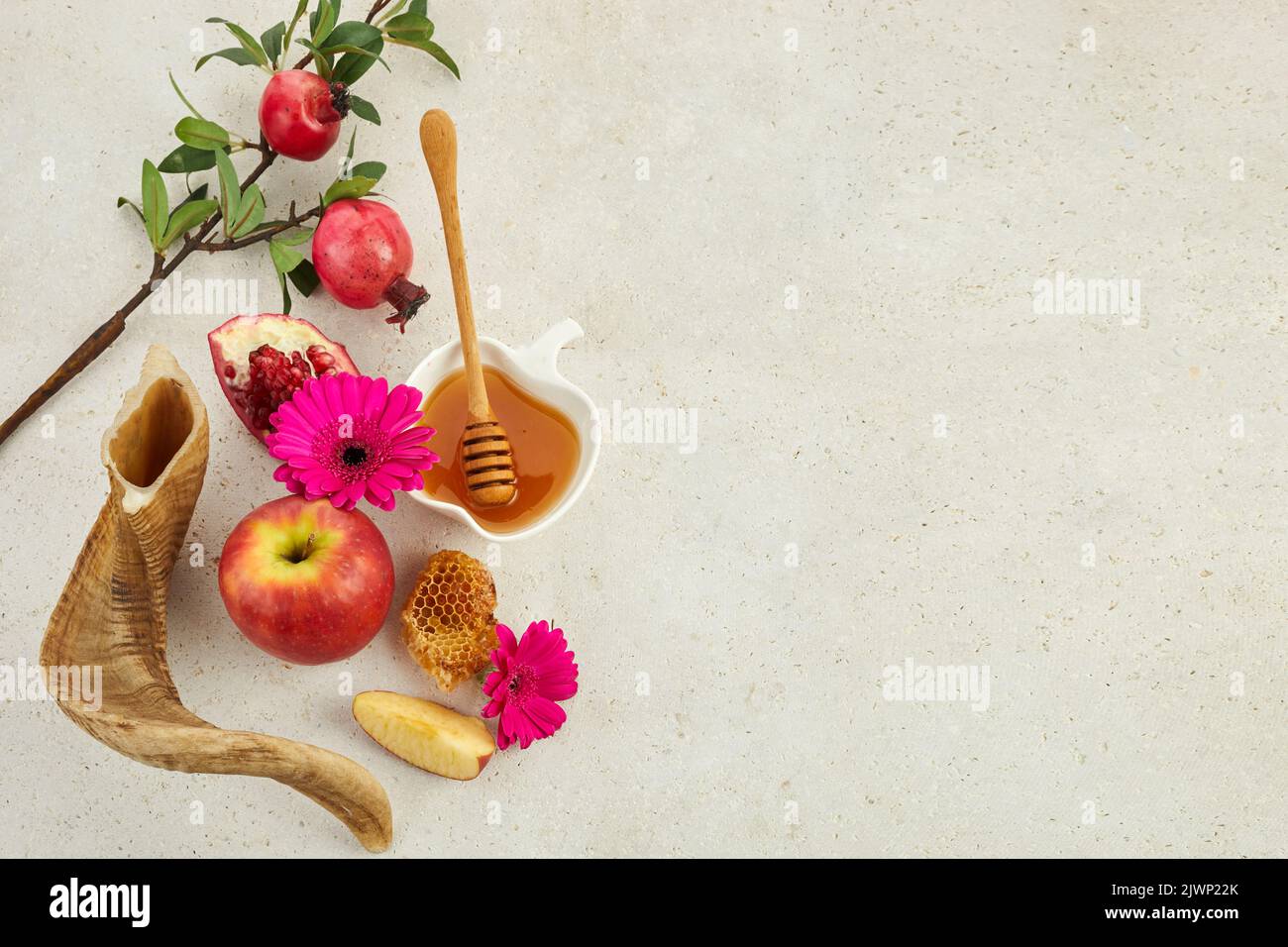 Rosh hashanah, concetto ebraico di vacanza di Capodanno. Melograno, mele e miele prodotti tradizionali per la celebrazione Foto Stock