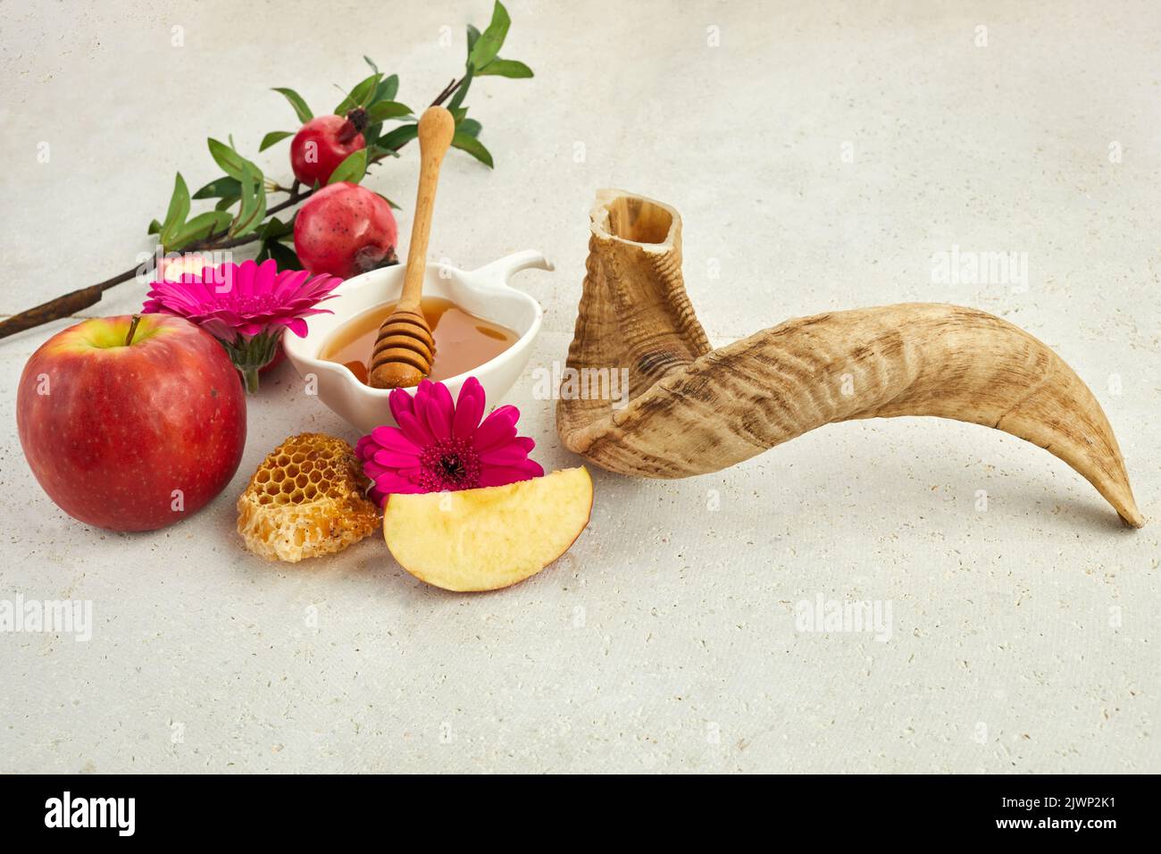 Rosh hashanah, concetto ebraico di vacanza di Capodanno. Melograno, mele e miele prodotti tradizionali per la celebrazione Foto Stock