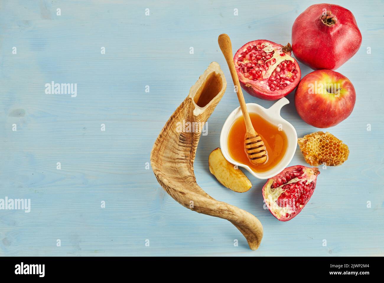 Rosh hashanah, concetto ebraico di vacanza di Capodanno. Melograno, mele e miele prodotti tradizionali per la celebrazione Foto Stock