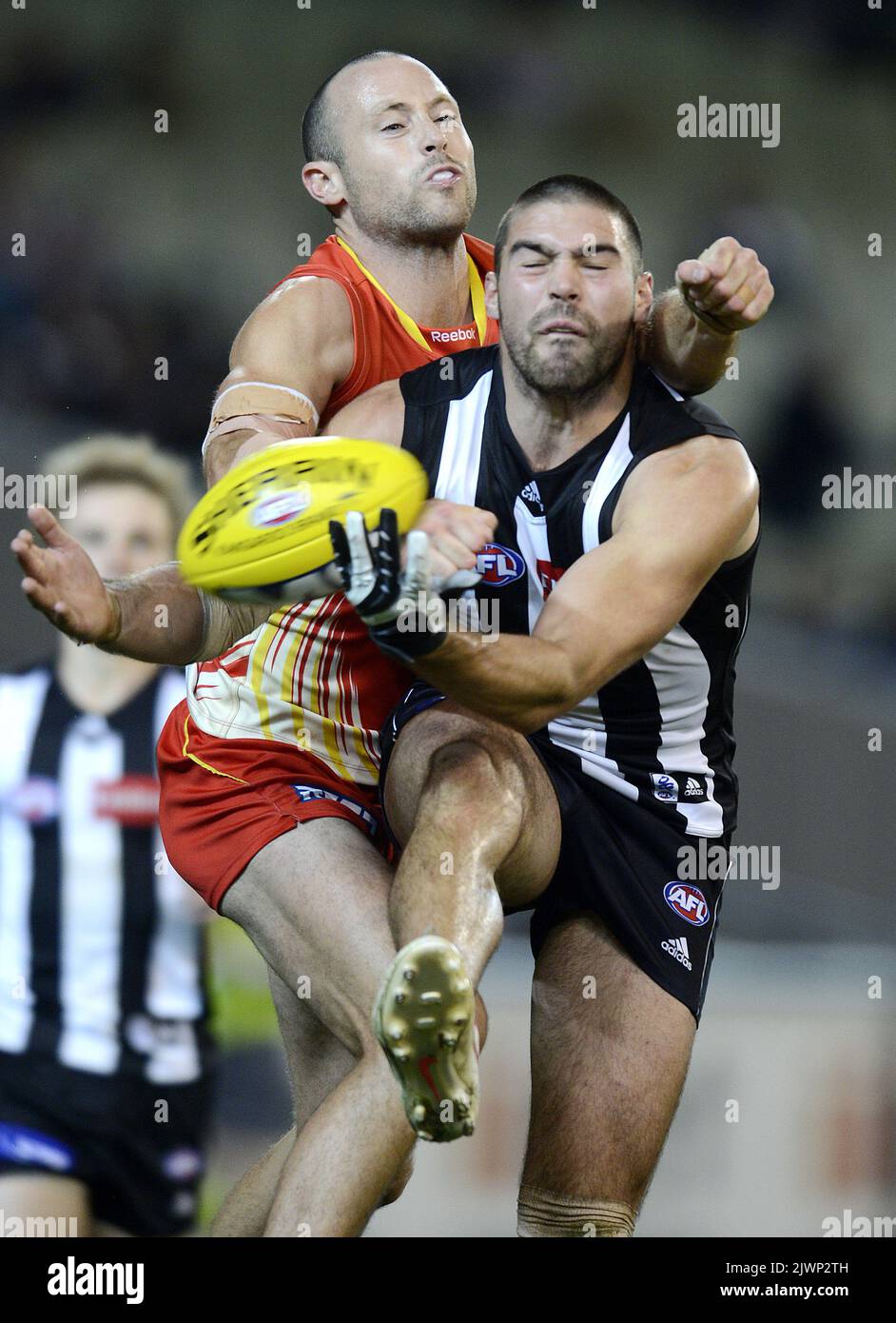 Chris Dwaes di Collingwood e Matt Shaw di Gold Coast Suns in azione durante il loro round 10 AFL game al MCG di Melbourne, domenica 3 giugno 2012. Collingwood ha vinto il gioco con 97 punti, 23-11.149 a 7-10,52. (Immagine AAP/Martin Philbey) Foto Stock