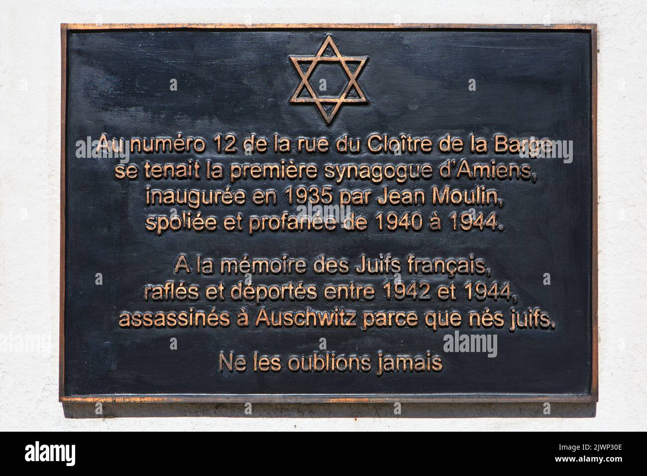 Targa commemorativa ad Amiens (Somme), in Francia, per gli ebrei francesi che furono arrotondati, deportati e assassinati ad Auschwitz durante la seconda guerra mondiale Foto Stock