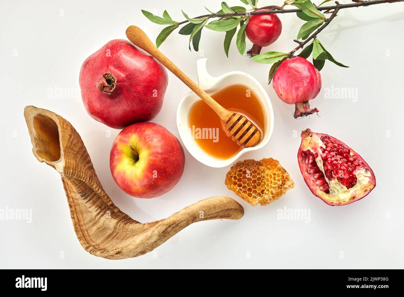 Rosh hashanah, concetto ebraico di vacanza di Capodanno. Melograno, mele e miele prodotti tradizionali per la celebrazione Foto Stock