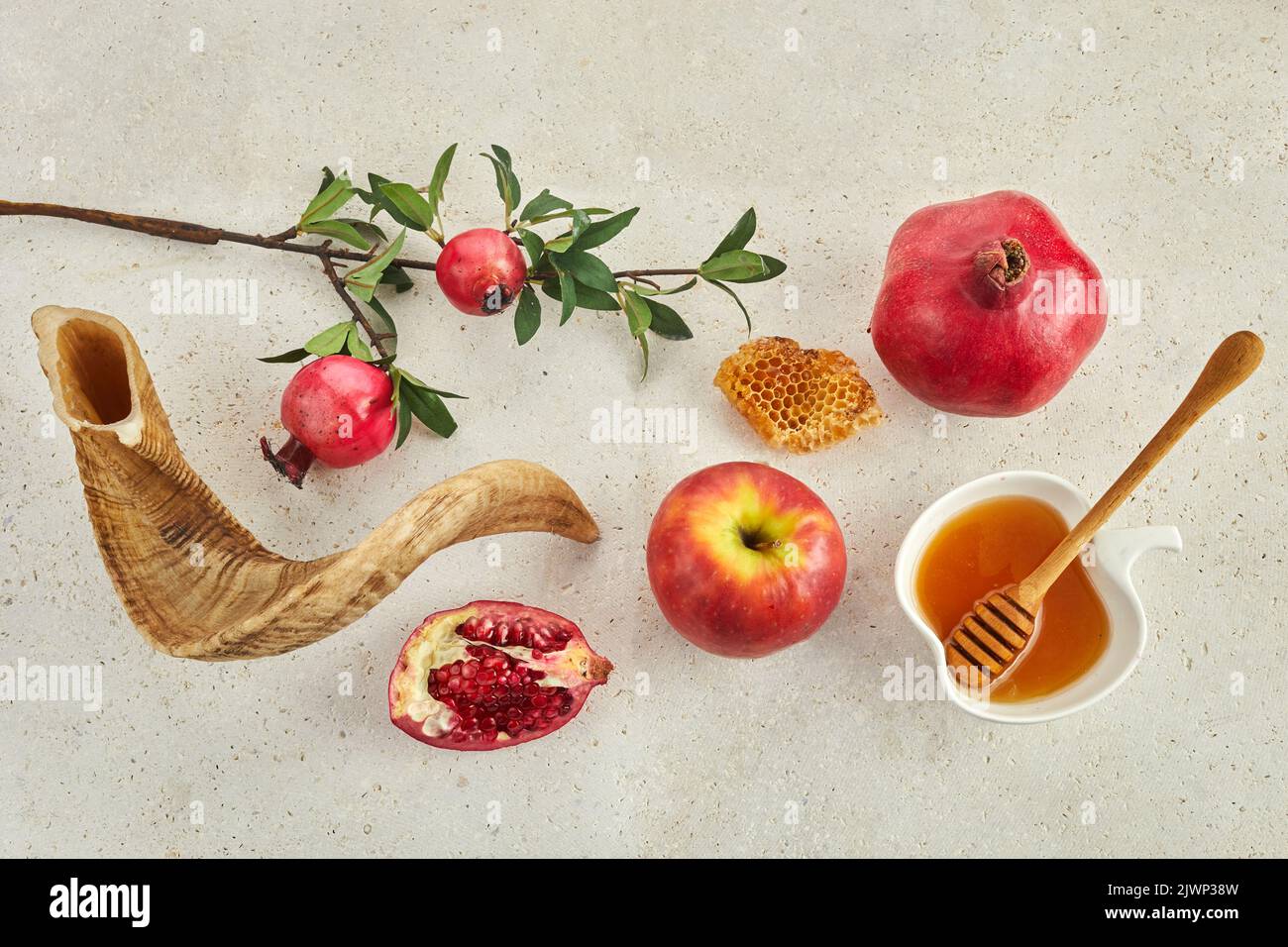 Rosh hashanah, concetto ebraico di vacanza di Capodanno. Melograno, mele e miele prodotti tradizionali per la celebrazione Foto Stock