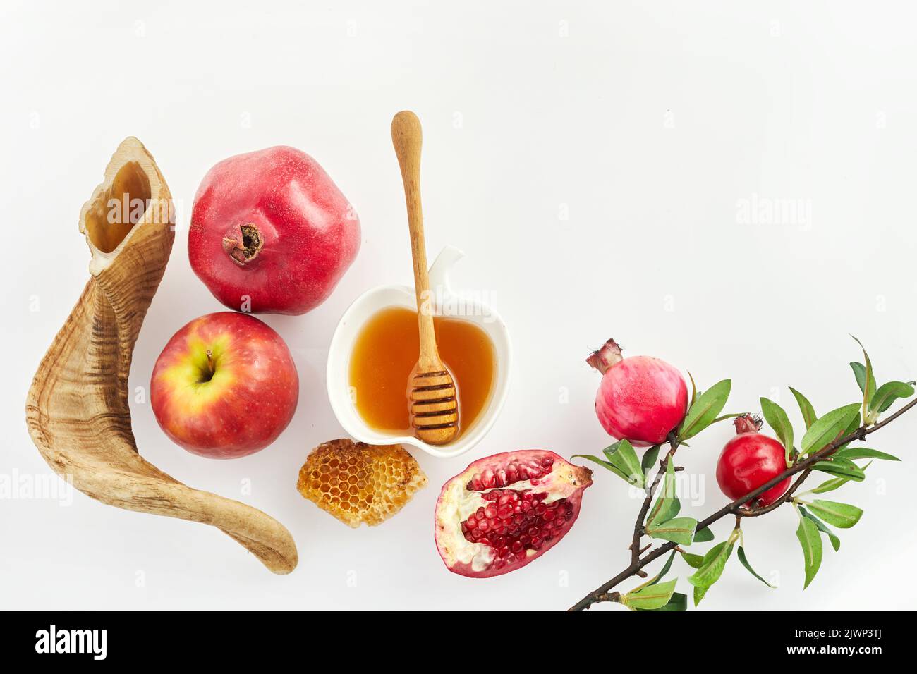 Rosh hashanah, concetto ebraico di vacanza di Capodanno. Melograno, mele e miele prodotti tradizionali per la celebrazione Foto Stock