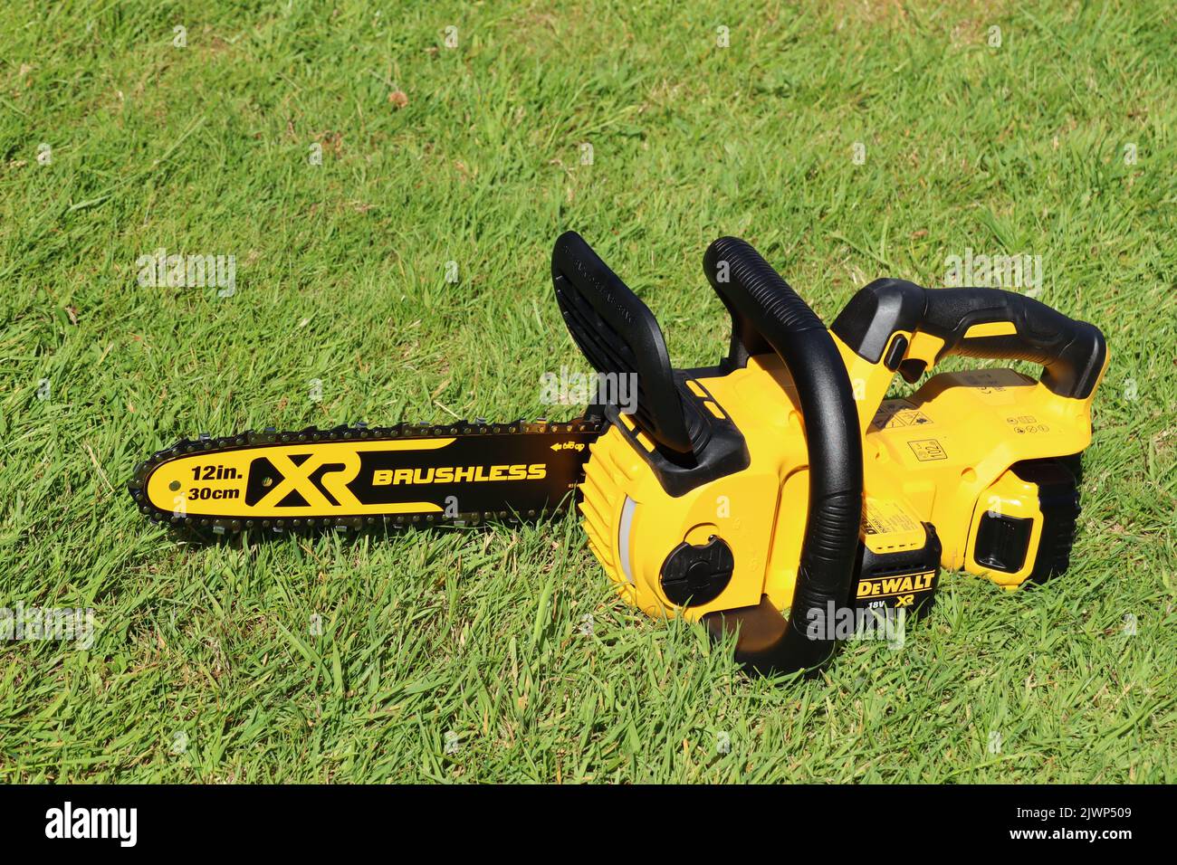 EXETER, DEVON, INGHILTERRA - GIUGNO 15th 2021: Motosega cordless da 18 volt DeWalt sul prato Foto Stock