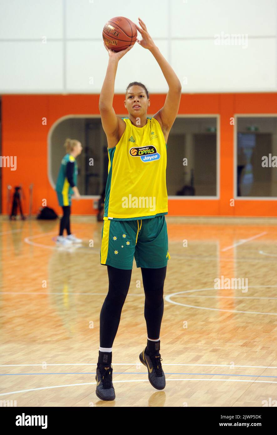 Liz Campage si allena allo state Basketball Centre di Melbourne, venerdì 22  giugno 2012. La squadra di basket delle Olimpiadi di Londra per uomini e  donne è stata chiamata oggi. (Immagine AAP/Julian