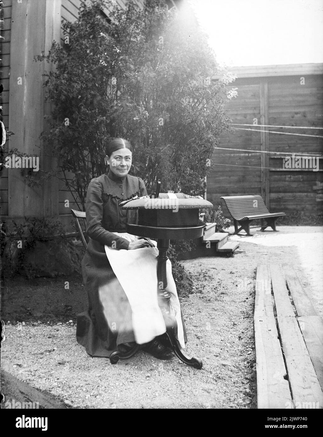 Donna con imbottitura croccante, Hamrånge. Kvinna med knyppeldyna, Hamrånge. Foto Stock