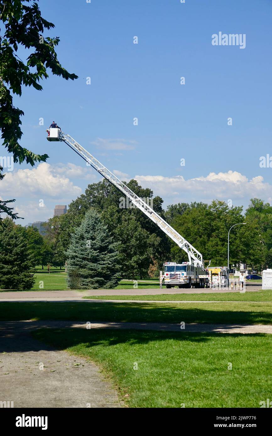 vigili del fuoco che conducono esercitazioni pratiche nel parco Foto Stock