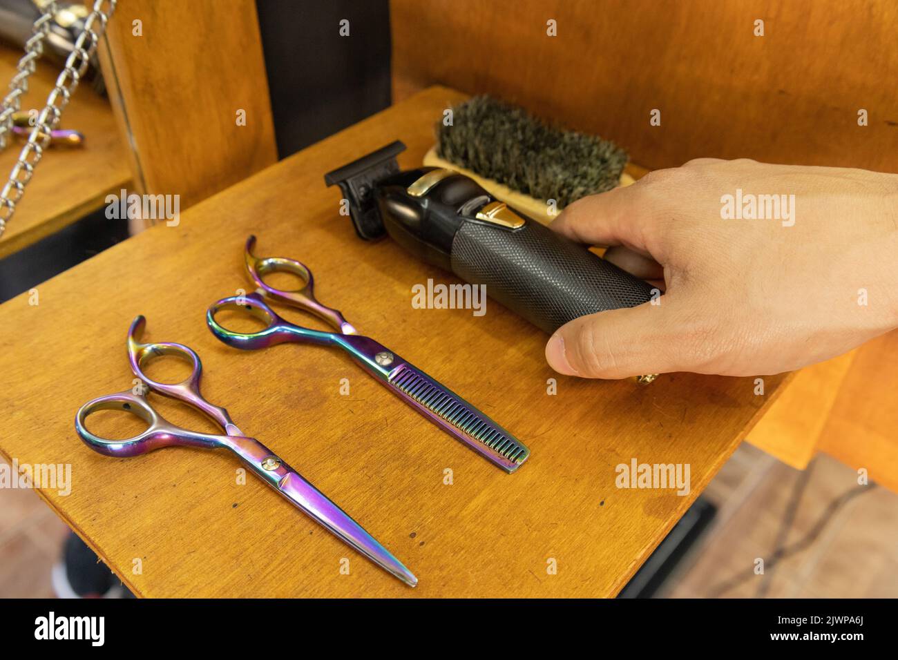 prendere un rasoio dall'area di lavoro con gli attrezzi per parrucchiere tra loro: forbici professionali per il taglio dei capelli e una spazzola Foto Stock