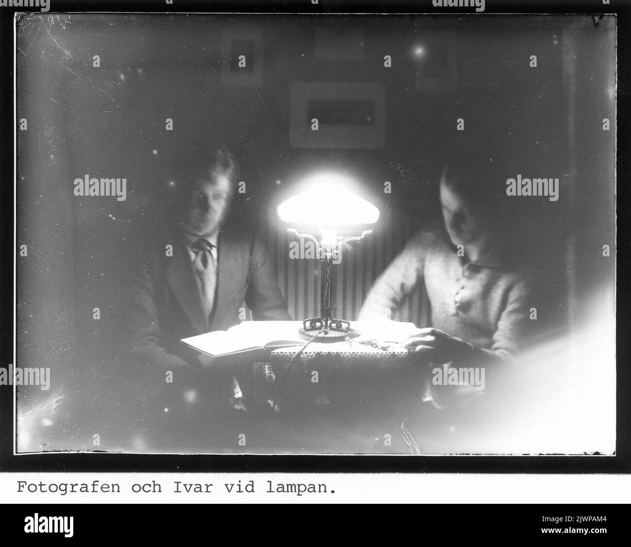 Il fotografo e Ivar hanno letto nelle lampade. Fotografen och Ivar läser i lampskenet. Foto Stock