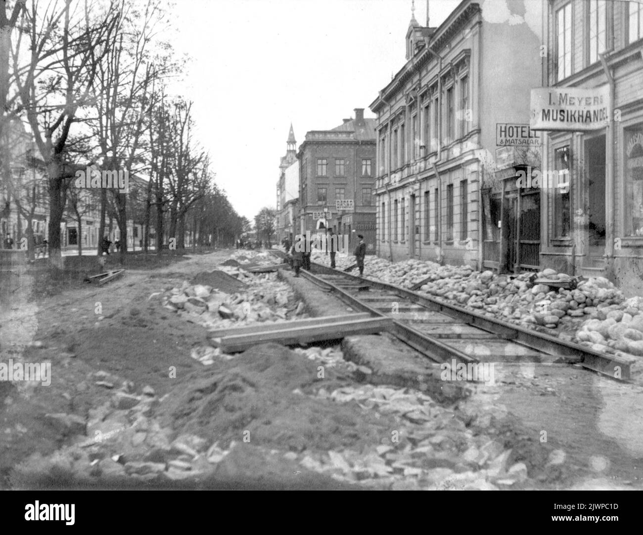 Una traccia di due è stata posata a Nygatan 26. A est. Ett spår AV två håller på att läggas vid Nygatan 26. Mot Öster. Album med bilder erhållna som gåva av Ingvar Sjöberg, Västervik år 2000.Ingvar Sjöbergs faster var gift med Hugo Hedberg. Foto Stock