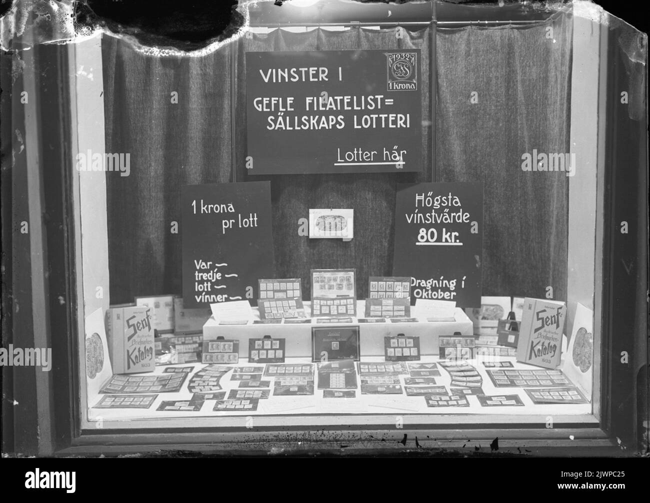Gefle Filatelis Society. Vetrina (francobollo lotteria). Foto 1930s. Le foto sono state scattate nei primi anni '1930s (presunzione 1932-1935), probabilmente dal fotografo Gustaf Reimers, che era un membro della società. Gefle Filatelisällskap. Skyltfönster (frimärkslotteri). Foto 1930-tal.Bilderna är tagna i början AV 1930-talet (förmodlingen 1932-1935), möjligen av fotografen Gustaf Reimers, som var medlem i sällskapet. Foto Stock
