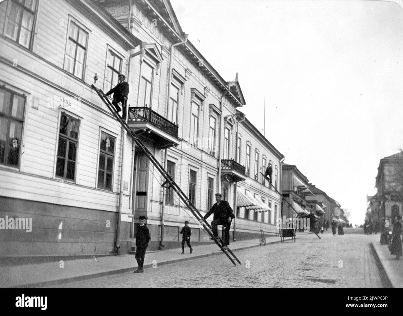 Set di linea aerea presso la Rettigska House, Södra Kungsgatan 1. Uppsättning AV luftledning på Rettigska huset, Södra Kungsgatan 1. Album med bilder erhållna som gåva av Ingvar Sjöberg, Västervik år 2000.Ingvar Sjöbergs faster var gift med Hugo Hedberg. Foto Stock