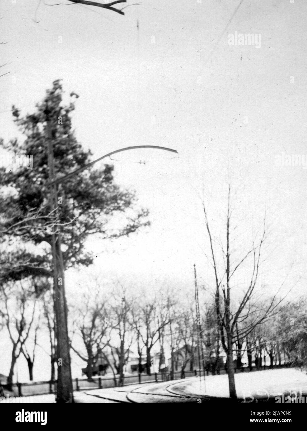 All'anello di svolta in Stadsträdgården con il montante della linea dell'aria. Per impostare le tracce in background. Vid vändslingan i Stadsträdgården med luftledningsstolpe. Växel fino a uppställningsspår i bakgrunden. Album med bilder erhållna som gåva av Ingvar Sjöberg, Västervik år 2000.Ingvar Sjöbergs faster var gift med Hugo Hedberg. Foto Stock