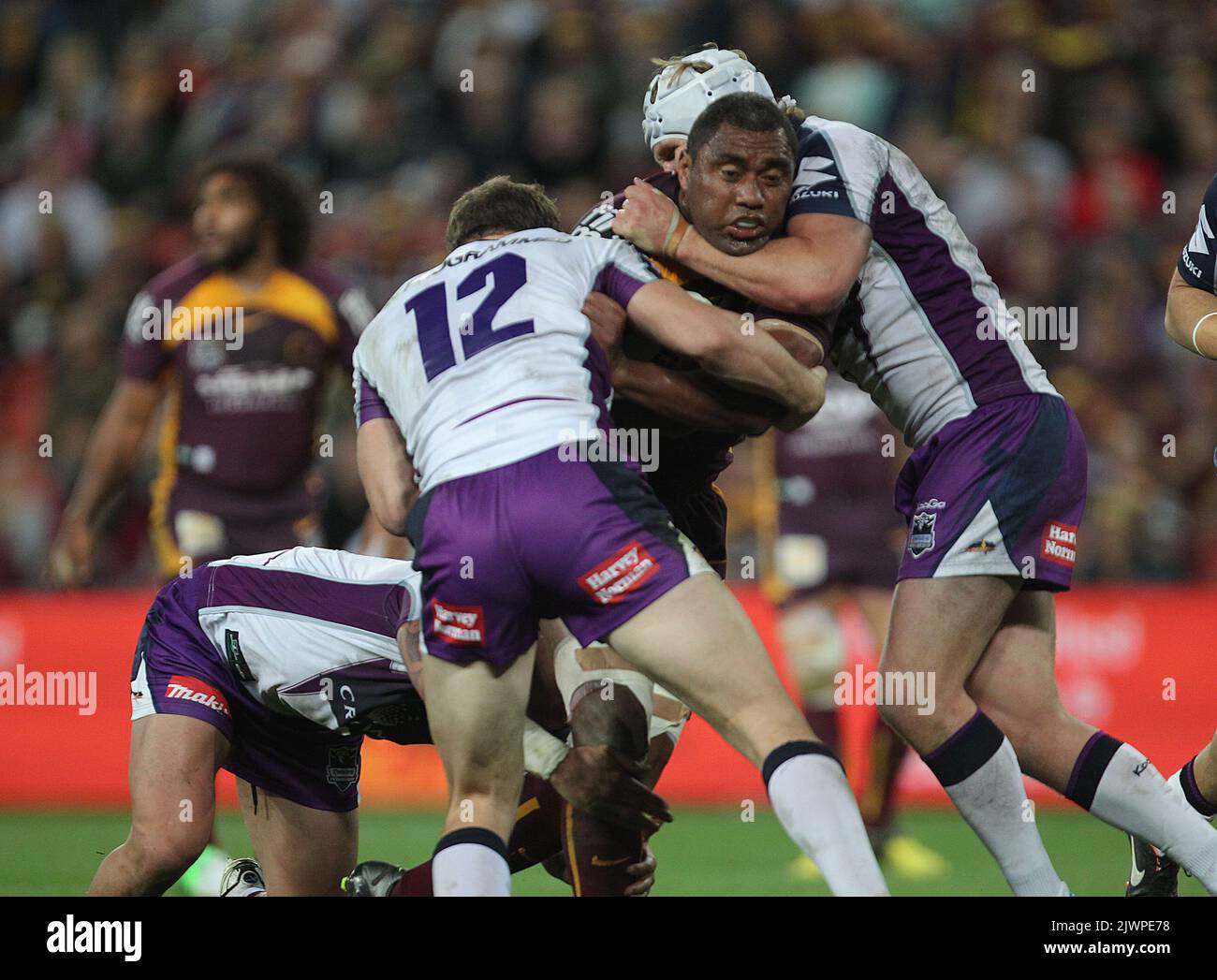 Petero Civoniceva si è fermato da Ryan Hoffman (12) e Todd Lowrie e da un altro durante la partita NRL round 24 tra Brisbane Broncos e Melbourne Storm tenutasi al Suncorp Stadium di Brisbane, Australia venerdì 17 agosto 2012. Storm ha vinto 19-18. Immagine digitale di Colin Whelan Â© copyright nrlphotos.com. NESSUNA ARCHIVIAZIONE, ** SOLO USO STRETTAMENTE EDITORIALE, NESSUN USO COMMERCIALE, NESSUN LIBRO ** Foto Stock