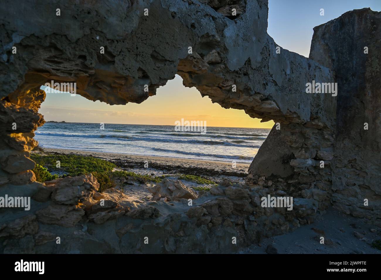 Buca in un muro sulla spiaggia Foto Stock