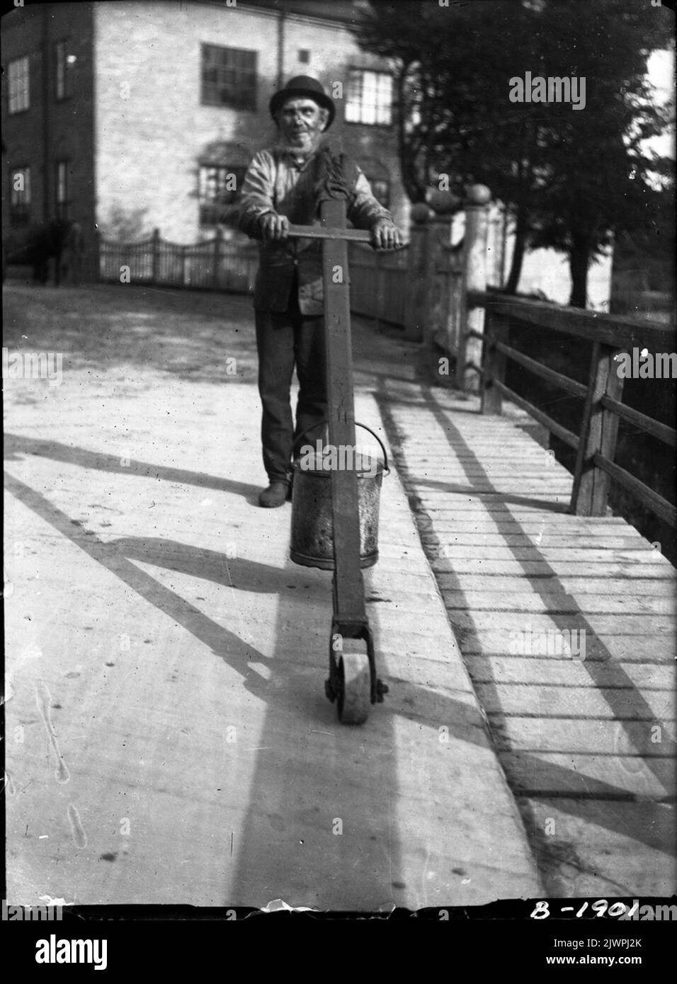 Näs-Hedlund 'raccoglie l'acqua potabile ai lavoratori. 'Näs-Hedlund' hämtar dricksvatten fino ad arbetarna. Foto Stock